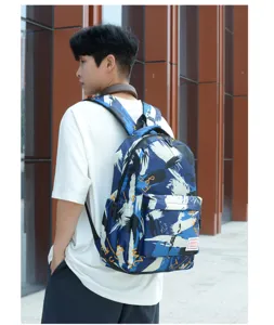 Detailaufnahme des stylischen blauen Camouflage-Rucksacks im Freien. Ideal für Freizeit.
