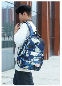 Detailansicht eines großen Freizeitrucksacks mit blauem abstrakten Druck und Schultergurt.