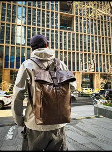 Waterdichte PU lederen roll-top rugzak voor heren, grote laptop tas voor werk en dagelijks gebruik.
