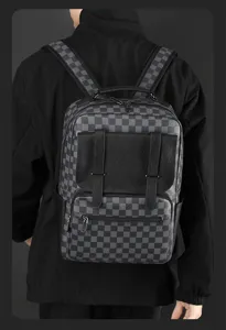 Vista detallada de la mochila de negocios a cuadros negros y grises en cuero PU duradero.