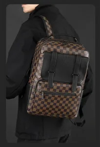 Vista detallada de la elegante mochila de viaje de negocios a cuadros de cuero PU con bolsillo frontal.