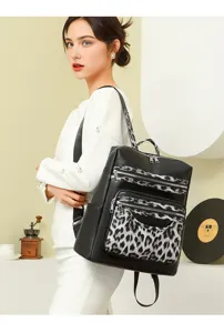 Detailansicht des schwarzen PU-Leder Damenrucksacks mit Leopardenmuster und grossem Stauraum.