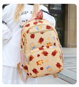 Vue détaillée d'un sac à dos beige décontracté avec motif d'ours et biscuits, poches.