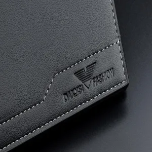 Détail de portefeuille en cuir noir pour homme, étui de carte d'affaires aux coutures fines.