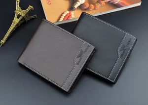 Vue détaillée du portefeuille court en cuir pour hommes avec plusieurs fentes et coutures.