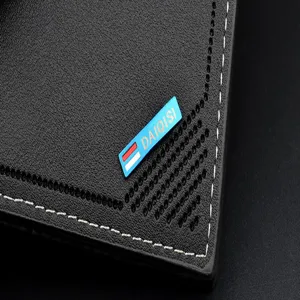 Herren lange Ledergeldbörse Detailansicht, weiches PU-Material, stilvolles Kartenetui für Herren.