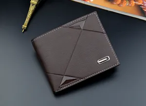 Braune Herren Kurzgeldbörse aus Leder mit geometrischem Muster und Kartenfächern stilvoll.