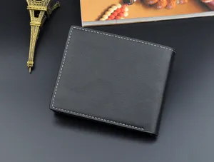 Portefeuille court en cuir noir pour homme avec coutures blanches, fentes cartes, chic.