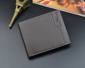 Vue détaillée de portefeuille court en cuir, coutures élégantes et multiples cartes.
