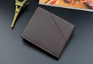 Herren kurzes dunkelbraunes Leder Portemonnaie Detail, schlankes lässiges Design.