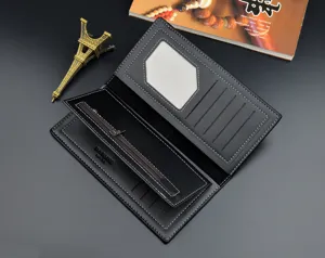 Portefeuille long noir pour homme avec plusieurs fentes pour cartes et poche zippée quotidienne.