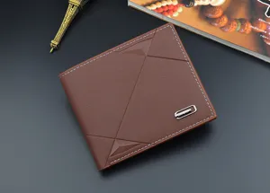 Herren Kurze braune Lederbörse mit geometrischen Nähten, mehreren Kartenfächern und Metalllogo.