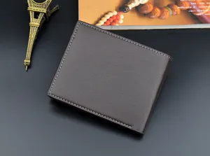 Portefeuille court marron pour homme avec coutures blanches élégantes, porte-cartes.