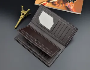 Détail de portefeuille marron pour homme avec fentes pour cartes, poche zippée et cuir souple.