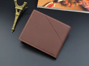 Braunes Herren Kurzportemonnaie im Detail, weiches Leder mit Ziernähten und Kartenfächern.