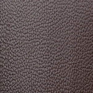 Nahaufnahme der dunkelbraunen Litschistruktur-Ledertextur, ideal für Geldbörsen.