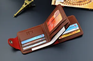 Détail de portefeuille homme en cuir marron avec fentes pour cartes et bouton-pression.