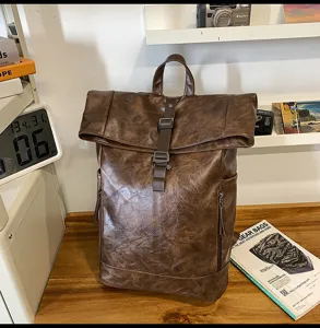 Vintage bruine PU-lederen roll-top rugzak voor heren, grote capaciteit forenzen schooltas.