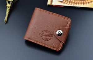 Portefeuille court pour homme marron en cuir motif litchi avec fermeture a boucle magnetique.