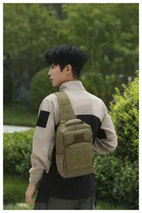 Taktische Sling-Tasche Detailansicht, multifunktionaler Brustrucksack mit MOLLE-Gurtband.