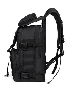 Schwarzer taktischer Rucksack für Outdoor, Wandern und Reisen mit robusten MOLLE-Schlaufen.
