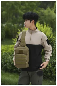 Detailansicht der taktischen Outdoor-Brusttasche aus strapazierfähigem Khaki-Stoff mit Gurtband.