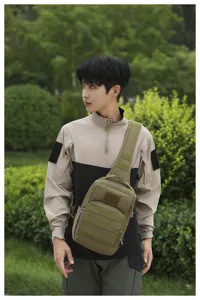 Detailansicht der taktischen Brusttasche mit Schultergurt und MOLLE-Gurtbandsystem für Outdoor.