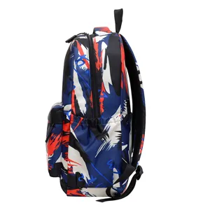Großer Freizeitrucksack mit Graffiti-Druck, robust und bequem für den täglichen Gebrauch.
