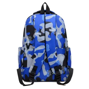 Blauer Camouflage Reise- und Schulrucksack mit grossem Fassungsvermoegen und bequem.