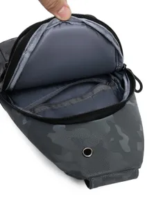 Wasserdichte Camo Brusttasche für Herren, leichte Umhängetasche mit Kopfhöreranschluss.