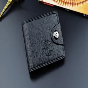 Portefeuille court pour homme en cuir noir avec fermoir aimanté et multiples fentes.