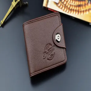 Portefeuille court pour homme en cuir marron avec fermeture magnétique sécurisée et gaufrage.