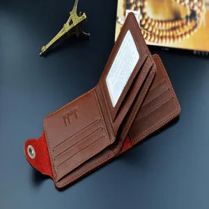 Détail de portefeuille pour homme en cuir marron avec fentes intérieures et fenêtre photo.