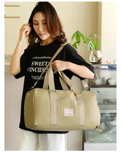 Große Sport Reisetasche mit Nass Trocken Trennung und verstellbarem Schultergurt Detail.