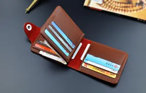 Portefeuille bifold en cuir marron pour homme avec fentes pour cartes et fermeture magnétique.