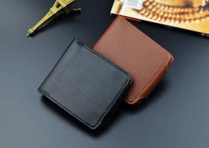 Portefeuille court pour homme en cuir texturé, porte-cartes élégant et aimanté chic.