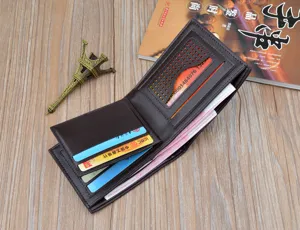Portefeuille court marron pour homme avec fentes pour cartes et compartiment billets.