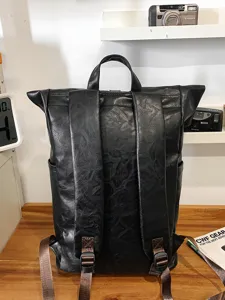Zwarte PU leer roll-top rugzak voor heren, grote capaciteit laptop tas voor dagelijks woon-werk.
