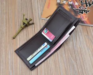 Vue détaillée du portefeuille homme en cuir marron avec plusieurs emplacements pour cartes.