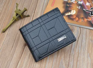 Vue détaillée du portefeuille court en cuir noir pour homme avec motif géométrique et décor.