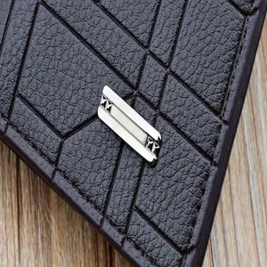 Vue détaillée d'un portefeuille marron pour homme en cuir souple avec un motif géométrique.