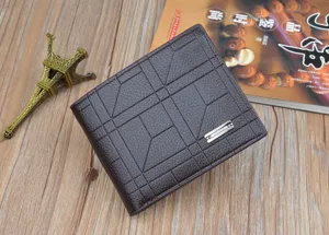 Portefeuille court pour homme en cuir marron foncé avec motif à carreaux et emplacements cartes.
