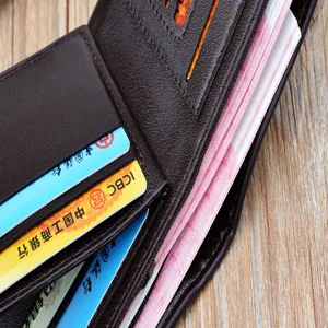 Portefeuille court marron pour homme avec plusieurs fentes pour cartes et billets.