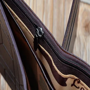 Portefeuille court en cuir pour homme avec poche zippee et motif a grille elegante.