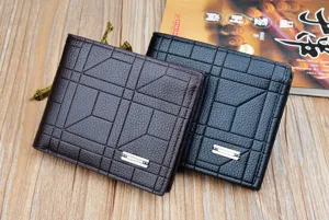 Vue détail portefeuille court homme, cuir souple, design à motif de carreaux géométriques