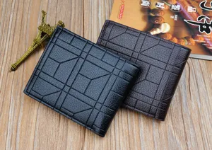 Vue détaillée du portefeuille court en cuir souple avec motif géométrique et fentes pour cartes.