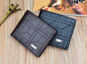Vue détaillée du portefeuille court pour homme en cuir souple avec motif à carreaux et fentes.