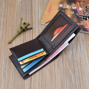 Portefeuille court en cuir pour homme, élégant étui marron foncé avec fentes pour cartes et billets.