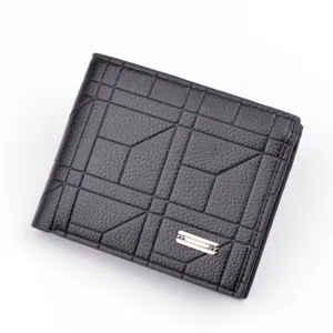 Portefeuille court noir pour homme en cuir avec motif géométrique et porte-cartes en métal.