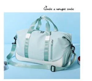 Bolsa de deporte verde claro con compartimento para zapatos, ideal para fitness y viajes.